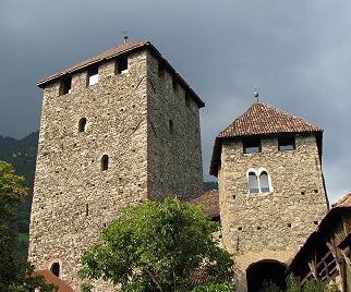 Bergfried (links) von Burg (Schloss) Tirol