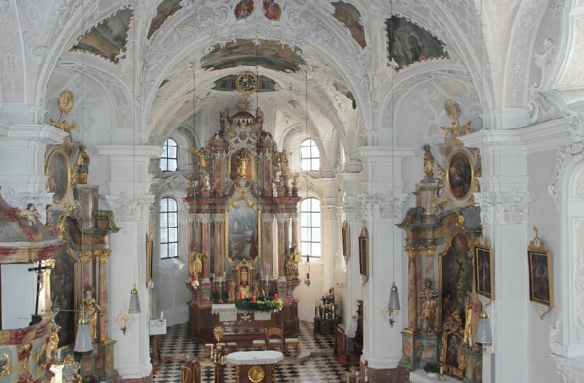 Innenraum der Pfarr- und Wallfahrtskirche zur hl. Notburga in Eben am Achensee