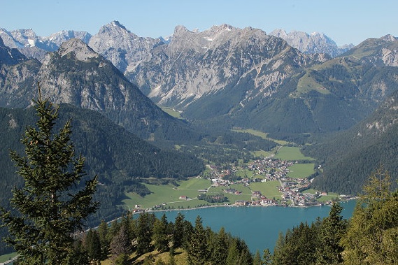 Pertisau mit Blick in die Karwendeltäler