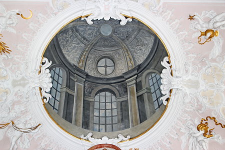 Barocke Täuschungsmalerei und Stuck in der Notburgakirche in Eben