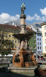 Bozner Platz in Innsbruck mit Rudolfsbrunnen als Erinnerung an das 500-Jahr-Jubiläum der Zugehörigkeit Tirols zu den Habsburgern